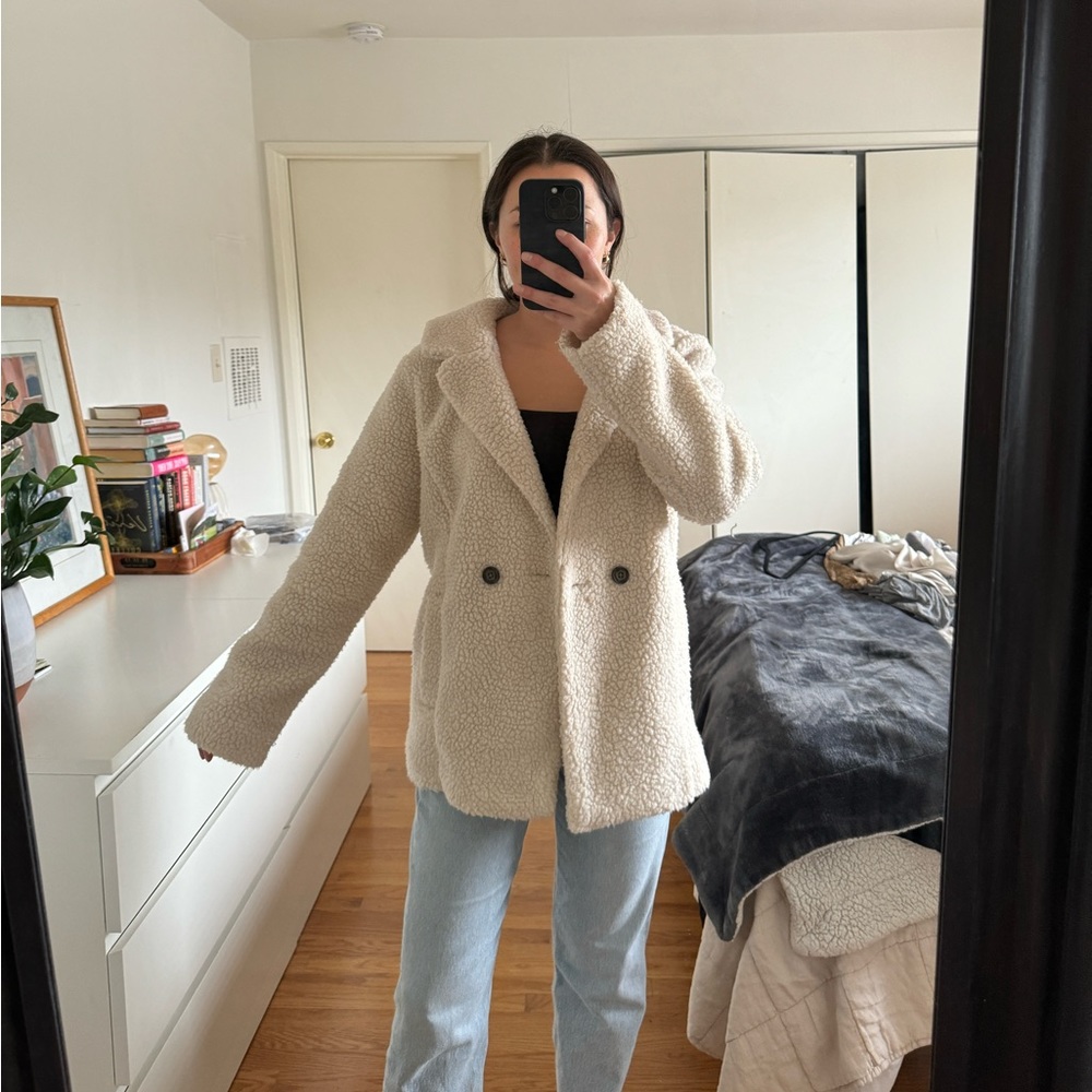 CLOSET CLEAR OUT!!! 
Hollister Faux Sherpa Jacket - Sm - Beige